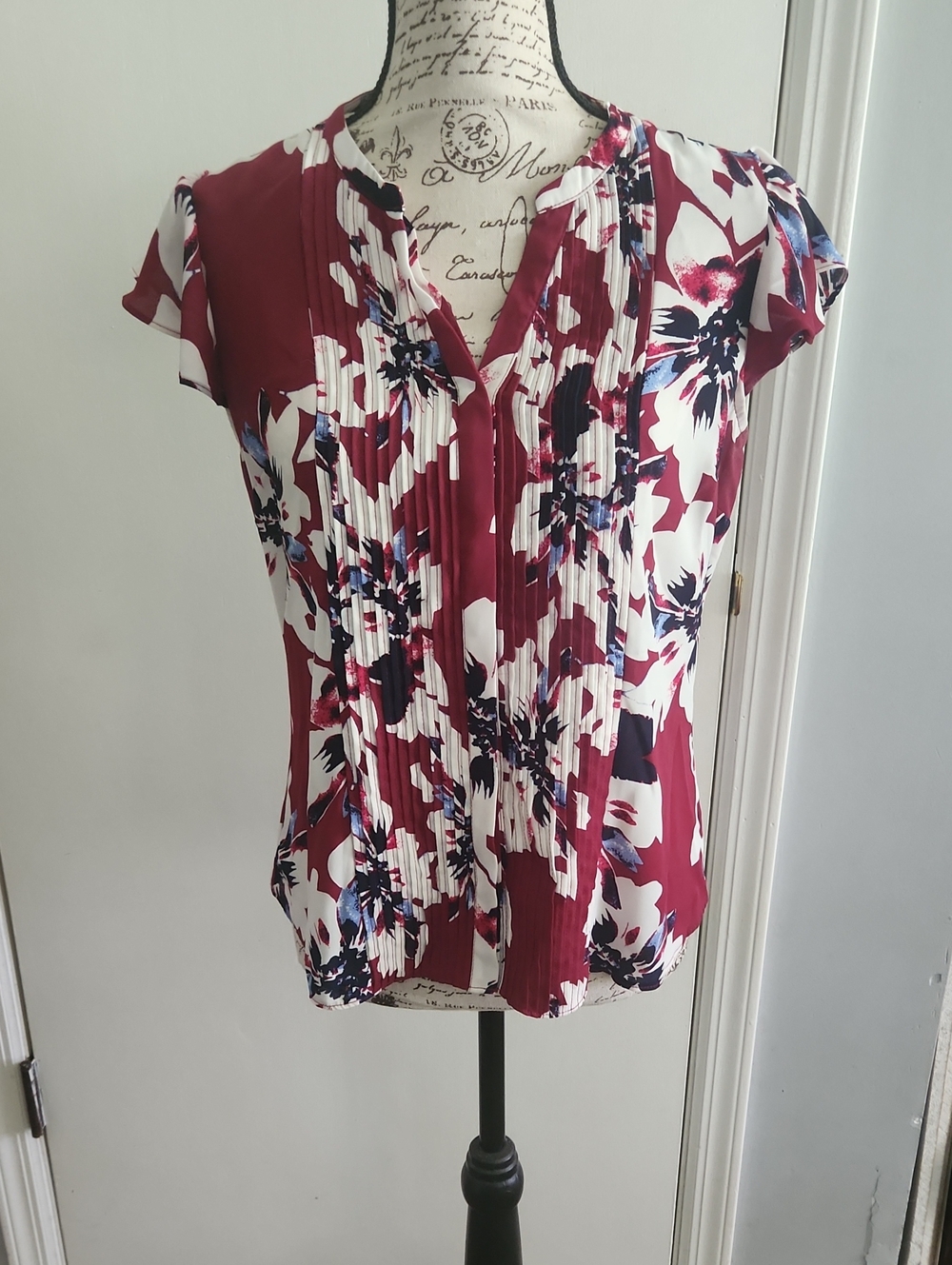 Simply Styled Burgundy Floral Pleated V-Neck Button Down Blouse